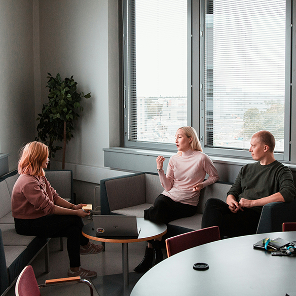 A counselor speak to a couple. 